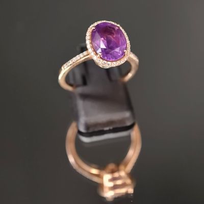 un gros plan d'une bague ornée d'un améthorate ovale entouré de diamants