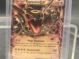 gros plan d'une carte pokemon dans un étui en plastique