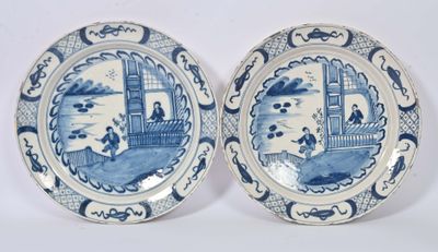 une paire d'assiettes bleues et blanches ornées de motifs