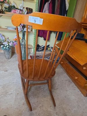 une chaise en bois sur laquelle est collée une étiquette à l'arrière