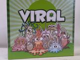 un gros plan sur une boîte sur laquelle figurent plusieurs personnages de dessins animés