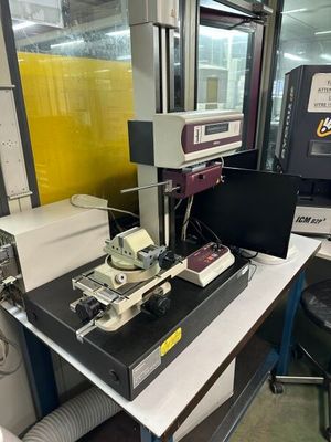 une machine posée sur une table dans une pièce