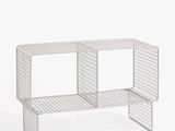 une photo d'une étagère en fil métallique blanc comportant deux tablettes