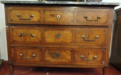 Importante commode, en bois de placage, à trois tiroirs.