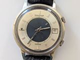 une montre argentée et noire avec un bracelet noir