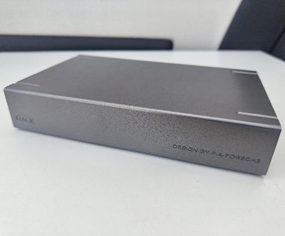 la boîte est vide et prête à être ouverte sur la table