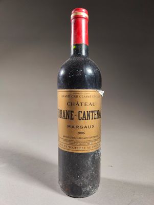 une bouteille de vin posée sur une table