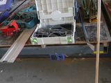 de nombreux outils sur un établi dans un garage