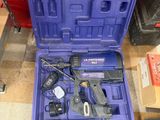 une boîte à outils bleue avec des outils sur le sol