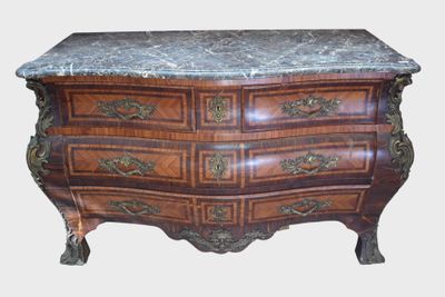 une commode à dessus en marbre avec un dessus en marbre