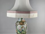 une lampe posée sur une table et munie d'un abat-jour