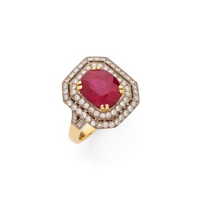 BAGUE avec un plateau ocotogonale retenant un rubis ovale de…