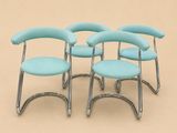 trois chaises bleues placées les unes à côté des autres sur une surface beige