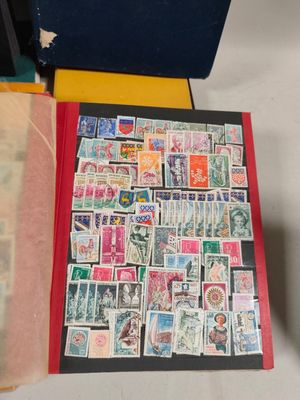 un livre avec des timbres, posé sur une table