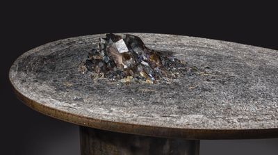 une image représentant une table en pierre dans laquelle est encastré un rocher