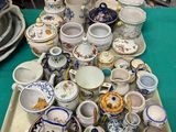 un plateau sur lequel sont posées de nombreuses tasses et soucoupes