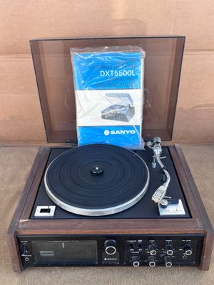un tourne-disque posé sur une table en bois