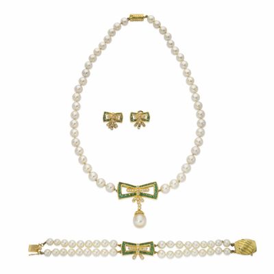 un ensemble composé d'un collier et d'un bracelet en perles blanches, rehaussés de touches de vert et d'or