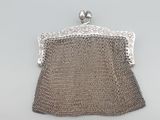 un sac à main ancien en maille d'argent, muni d'un fermoir en argent