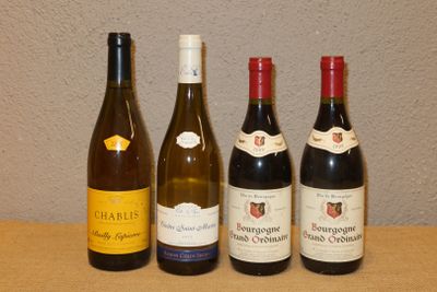 quatre bouteilles de vin sont alignées sur une table