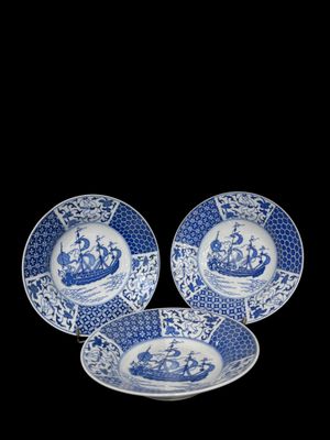 trois assiettes bleues et blanches ornées d'une couronne