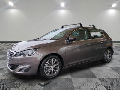 la voiture grise est garée sur un sol en damier dans le garage
