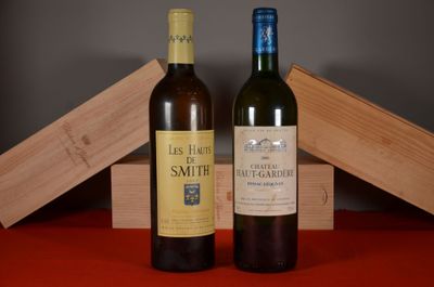 deux bouteilles de vin posées l'une à côté de l'autre sur une table