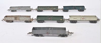 de nombreux wagons de différents types qui circulent sur les voies