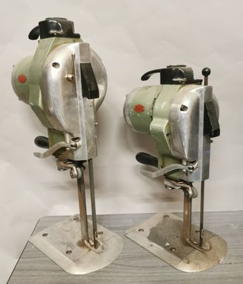 deux petites machines posées sur une table
