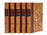 trois livres sont empilés sur une surface blanche