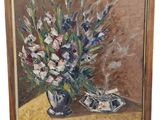 une peinture à l'huile représentant un vase de fleurs posé sur une table, à côté d'une paire de chaussures