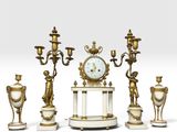 cinq types différents d'horloges et de vases exposés