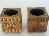 une paire de petits vases en bois ornés de motifs décoratifs