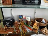 une étagère en verre sur laquelle sont disposés divers objets