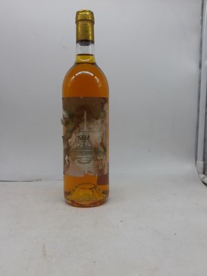une bouteille d'alcool posée sur une table