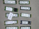 beaucoup de barrettes de mémoire vive qui traînent par terre