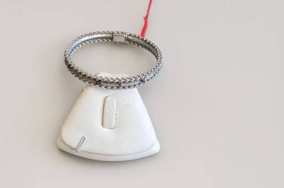 une bague posée sur une souris d'ordinateur, sur une surface blanche