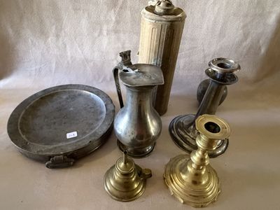 de nombreux objets anciens en laiton posés sur une table