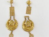 paire de boucles d'oreilles plaquées or avec des perles pendantes et une fleur