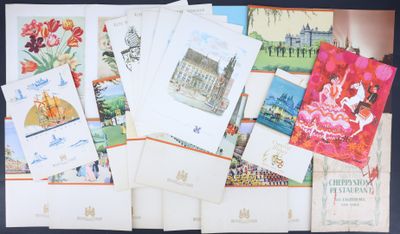De nombreuses cartes et enveloppes sont disposées sur une surface noire.