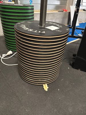 une grande pile d'assiettes en noir et blanc posée par terre