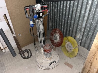 une machine qui se trouve dans le coin d'une pièce