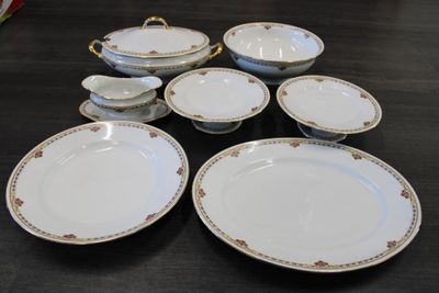 Soupière, saucier et 5 plats en porcelaine de Limoge, à déco…