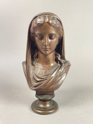 un buste en bronze représentant une femme portant un voile sur la tête