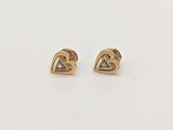 une paire de boucles d'oreilles en or avec un triangle à l'avant et un triangle à l'arrière