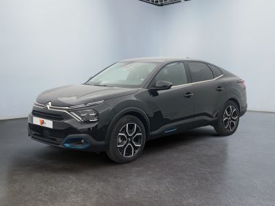 Le nouveau SUV Toyota C-HR est garé dans un showroom.
