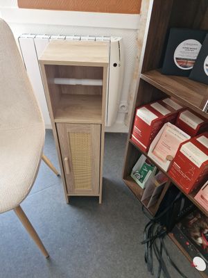 une chaise placée à côté d'une bibliothèque dans une pièce