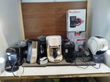 de nombreux modèles différents de machines à café sur une étagère
