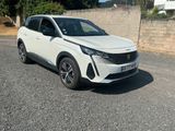 la voiture blanche est garée sur le côté de la route