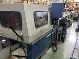 une machine qui se trouve à l'intérieur d'un bâtiment